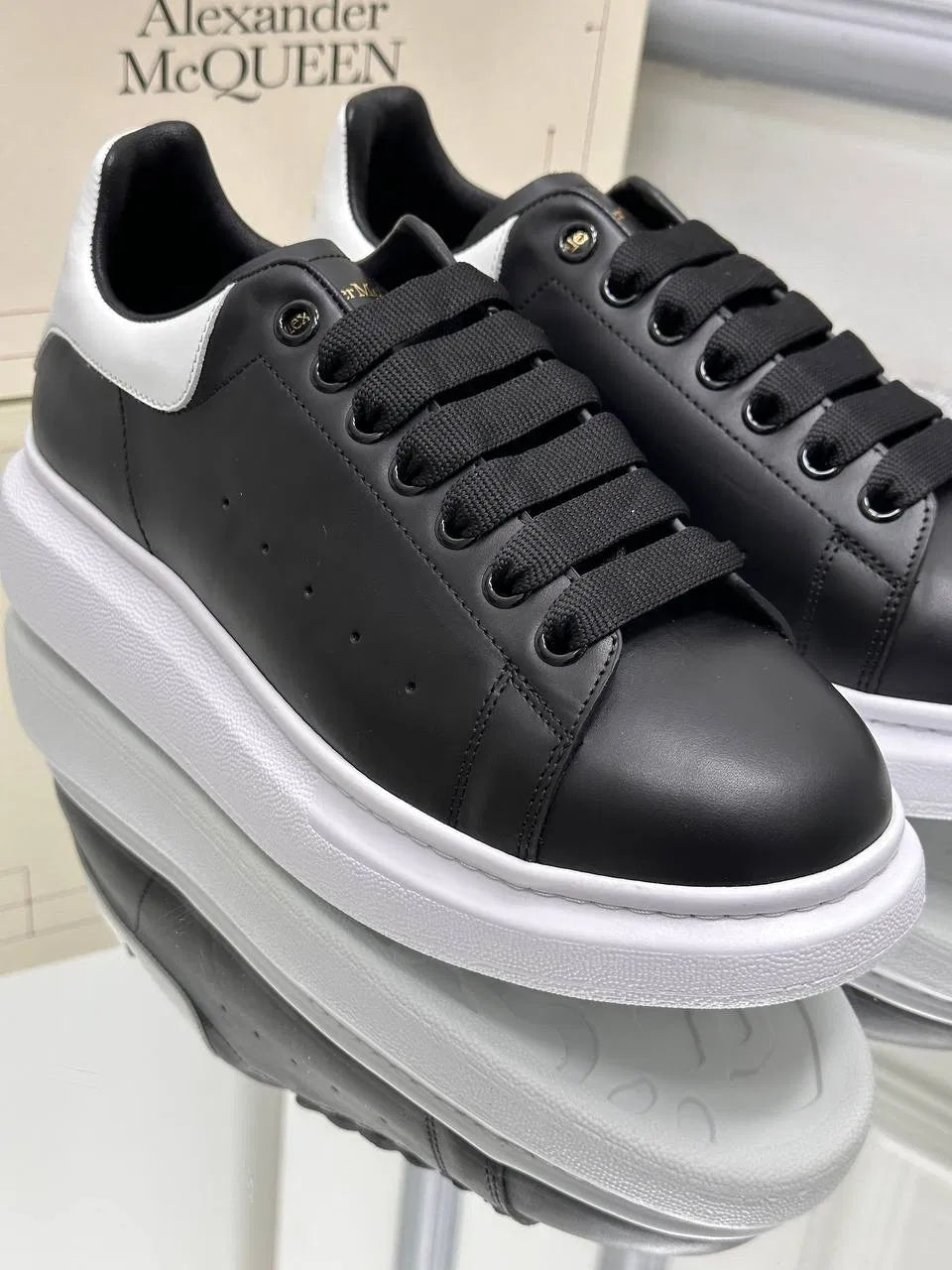 b.A McQueen negru alb