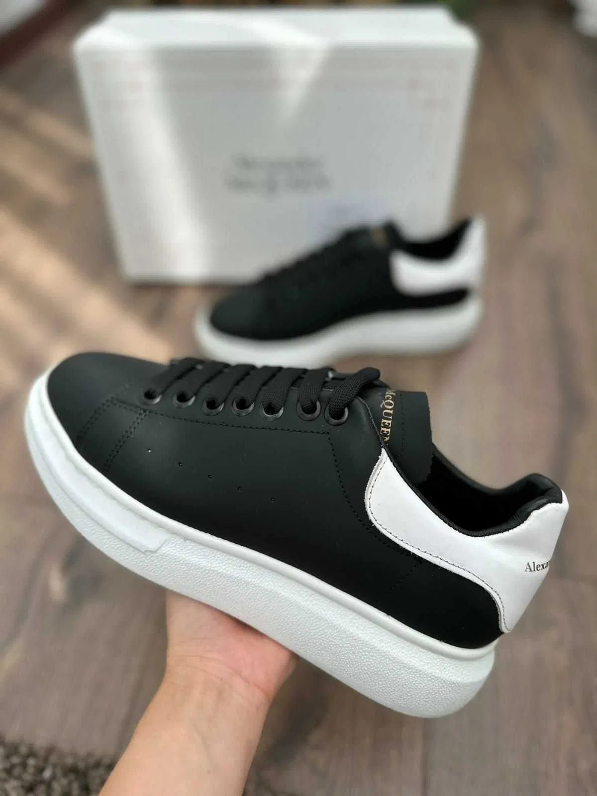 b.A McQueen negru alb