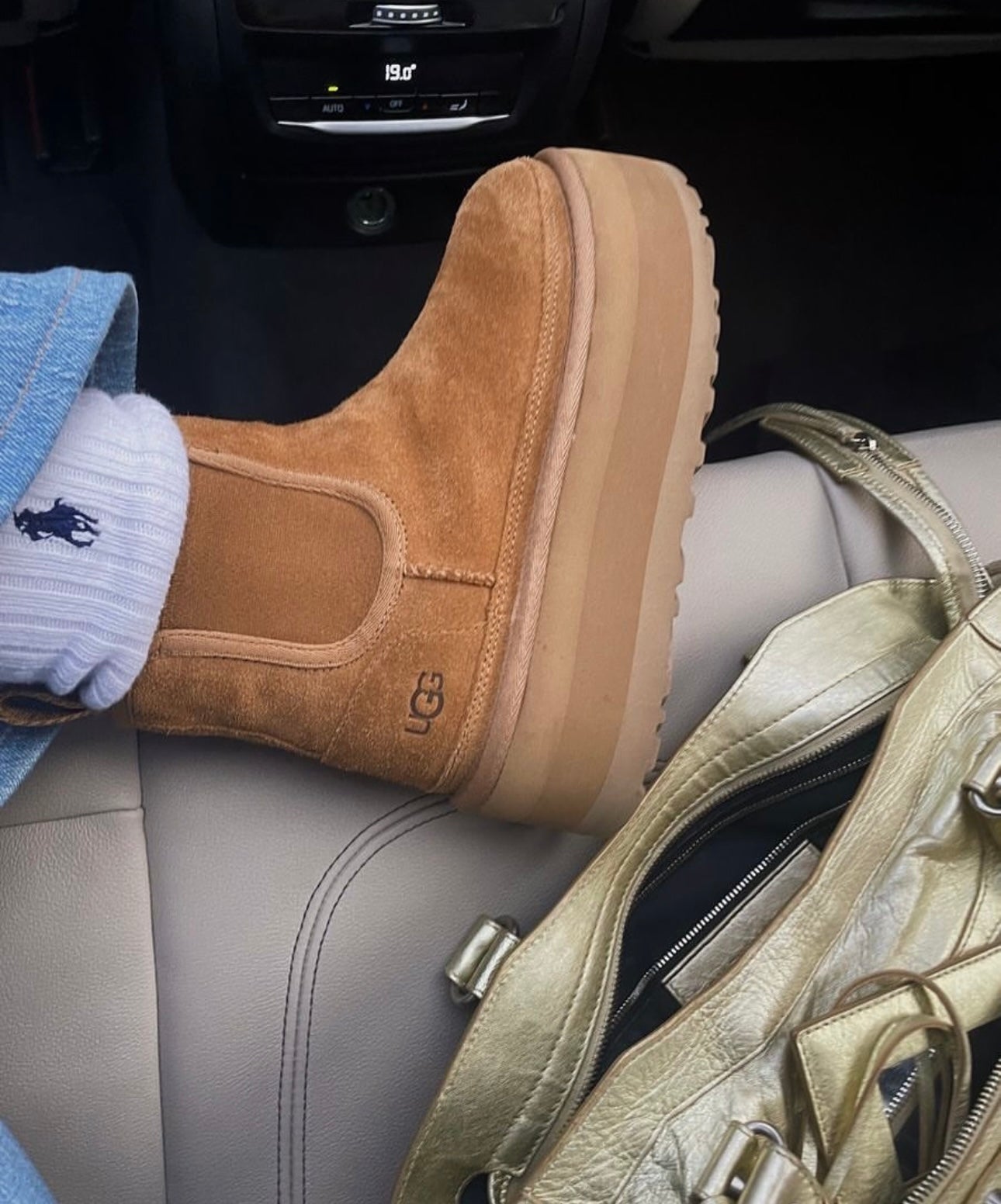 x. Ugg – Buticul cu Adidasi